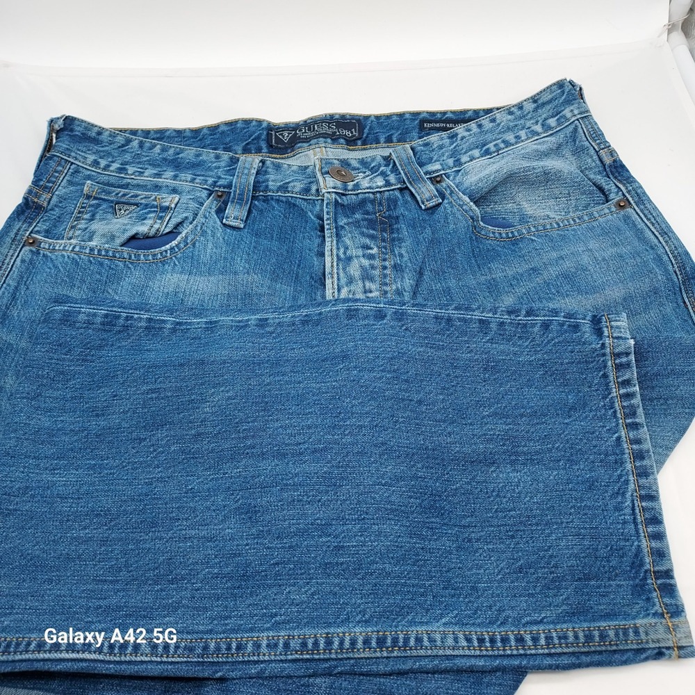 Guess Kennedy Relaxed Tapered‎ Jeans Mens 34x33 Medium Wash Blue Denim MB0A112D